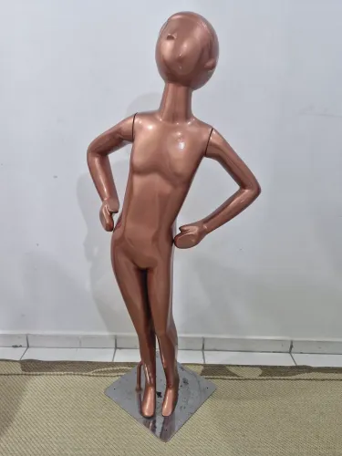 Manequim infantil em fibra com pose casal 8 a 10 anos