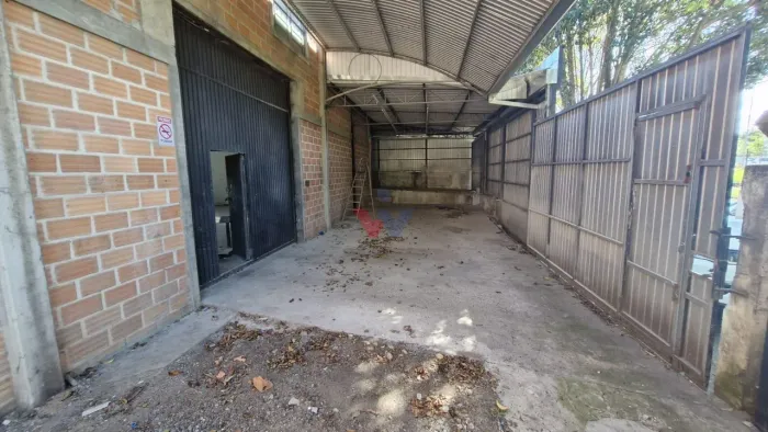Barracão Comercial em Esquina | 850 m Construídos em Terreno de 960 m