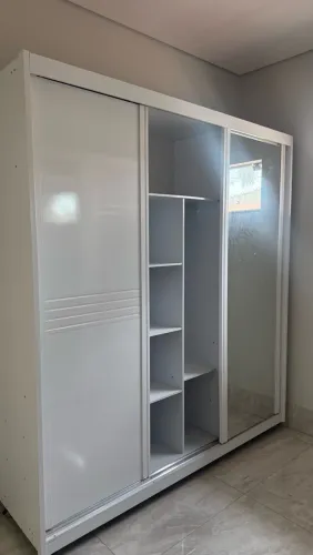 guarda roupas 3 porta de correr ônix branco 2,20 largura x 2,30 altura