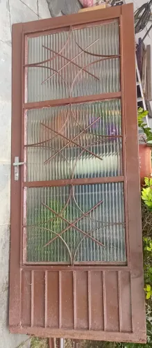 antiga porta de ferro com vidro