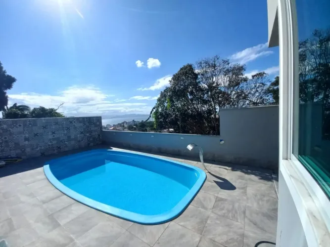 Terraço com vista mar, piscina e espaço gourmet, 4 suítes e 6 vagas para locação no Centro