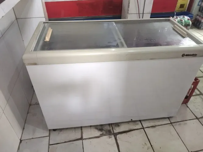 Freezer tampa de vidro semi-nova gelando toda boa