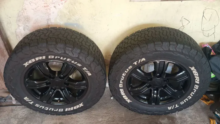 Vendo essas duas rodas aro 17 com pneus