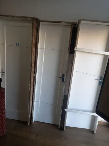 Portas, com marco, maçaneta e fechadura