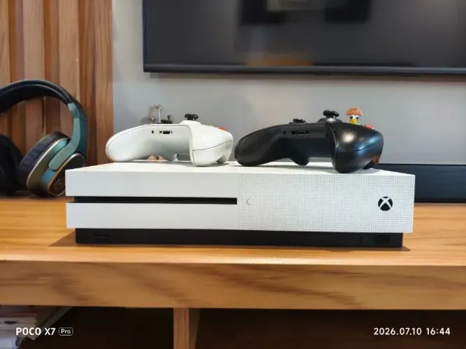Xbox One S 1T + 2 Controles