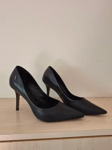 Scarpin em couro preto Santa Lolla