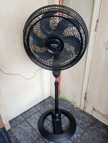 Ventilador Britânia de pé 