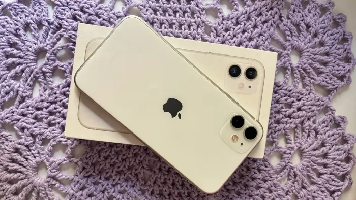iPhone 11 (128G) primeira dona sem detalhes com caixa
