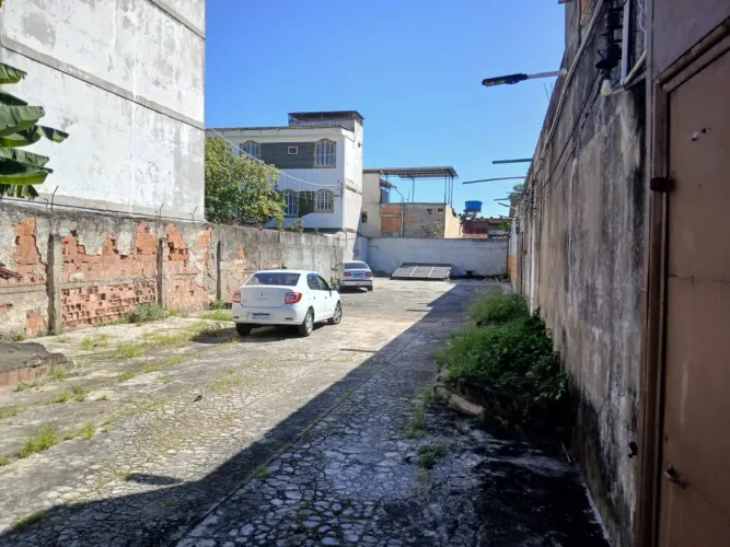 Terreno totalmente plano com 800 metros quadrados, 1 galpão e 1 casa no centro da Pavuna,