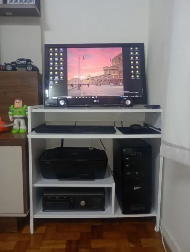 Mesa de computador, dois CPU e uma tv monitor de 29'