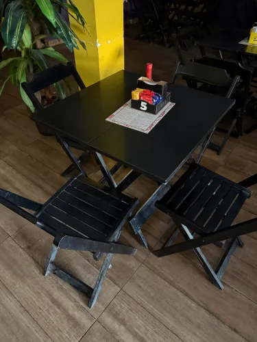 Jogo de mesa c/4 cadeiras de madeira 