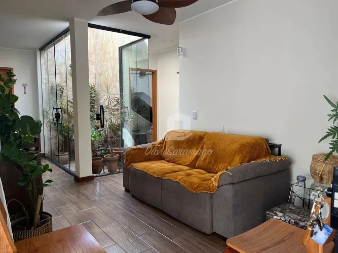 Casa 2 Quartos com Piscina no Ingá á Venda