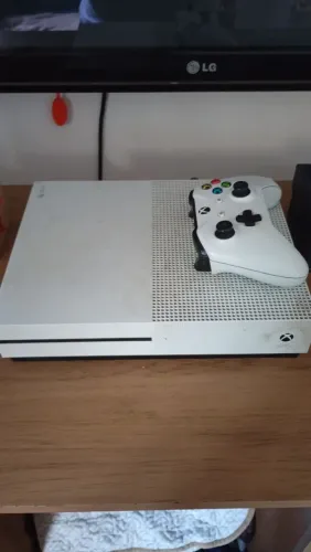 Xbox onde em perfeito estado acompanha teclado e tem os jogos FC 25 26