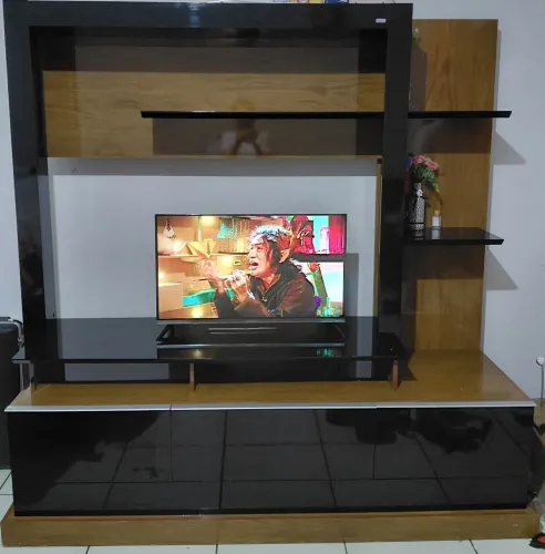 Estante bem conservada com pouco detalhes