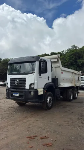  Caminhão Volkswagem 32.360, báscula, automático, ano 2022;