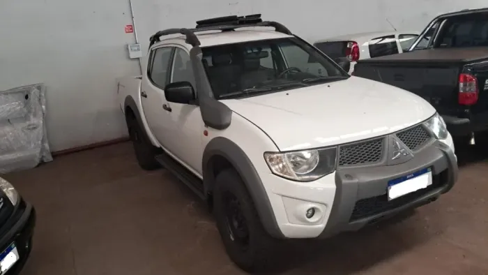 Mitsubishi L200 Triton Savana 3.2 CD TBI Dies. Mec. 2014