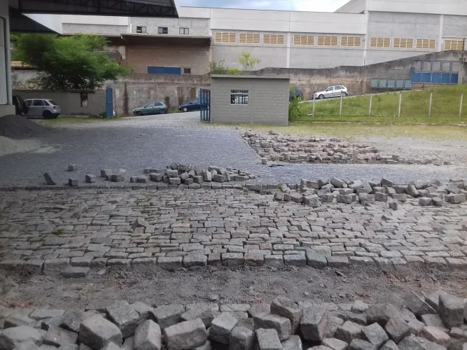 Paralelepipedos patio estacionamento condomínio fabrica rua pavimentação praça decoração 