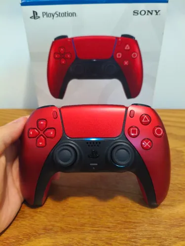 Controle PS5 Vermelho Metálico DualSense com a caixa