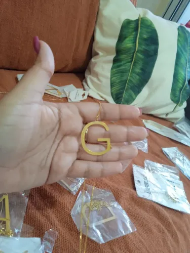 Corrente com pingente de letra