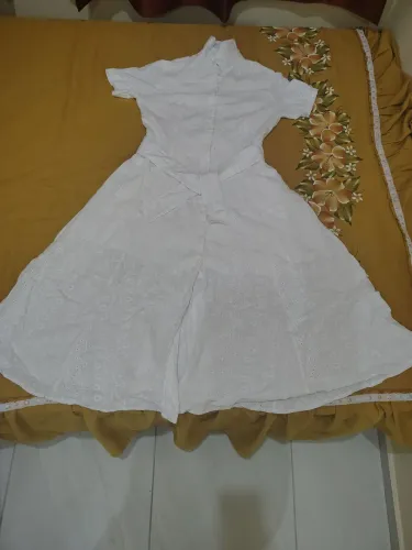 VESTIDO MIDI EM LAISE BRANCO em perfeito estado de uso, R$ 240,00.