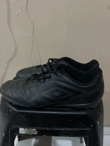 Chuteira society número 44 semi nova da umbro