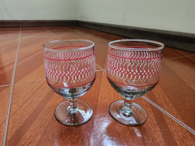 2 taças para vinho de vidro com estampas em vermelho anos 70