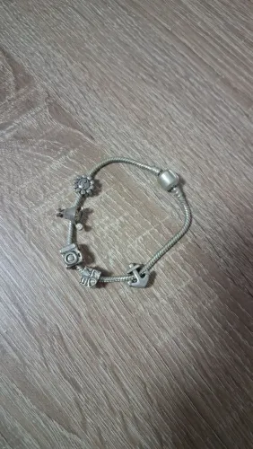 Pulseira com berloque de plástico