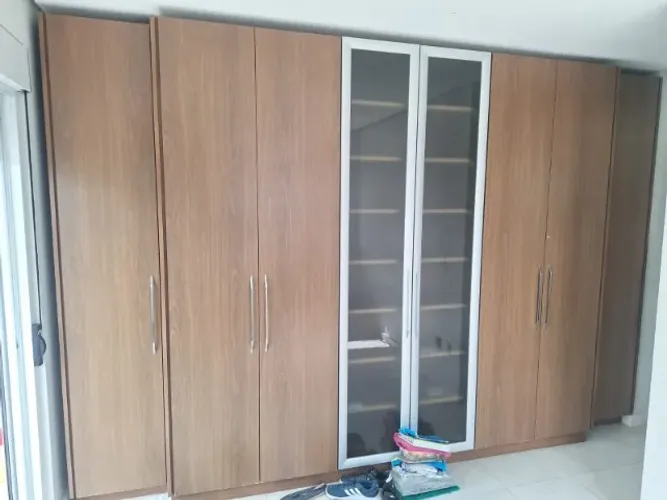 Guarda-Roupa Planejado 8 Portas em MDF com Vidro Fumê - Excelente Estado
