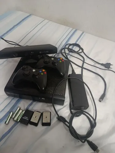 Xbox 360 super slim + 2 controles + 9 jogos + kinect + 2 jogos kinect (LEIA A DESCRIÇÃO!!)