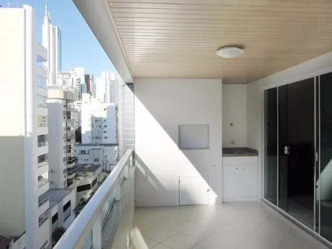 APARTAMENTO COM 02 DORMITÓRIOS PRÓXIMO À PRAIA EM BALNEÁRIO CAMBORIÚ