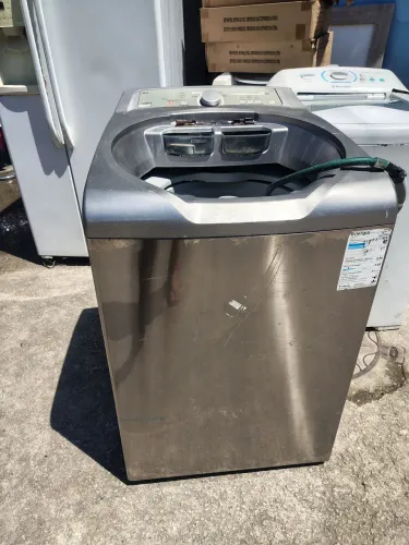 Máquina de lavar roupa com defeito para retira peças