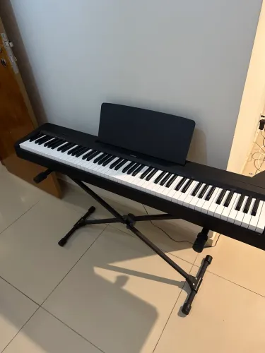 Piano yamaha p145