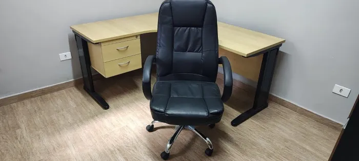 Mesa de escritório Alberflex + Cadeira Presidente Executive