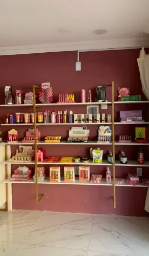 Vende estante nova sem produtos só a estante 1.650 reais
