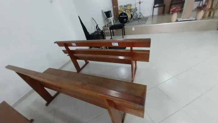 VENDO 16 BANCOS DE MADEIRA DE LEI PARA IGREJAS, AUDITORIAD EM FIM...