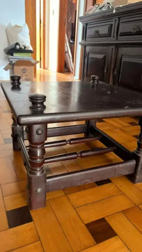 Mesa quadrada de madeira maciça 