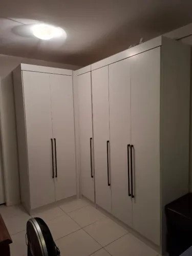 Guarda roupa em L semi novo com 6 portas