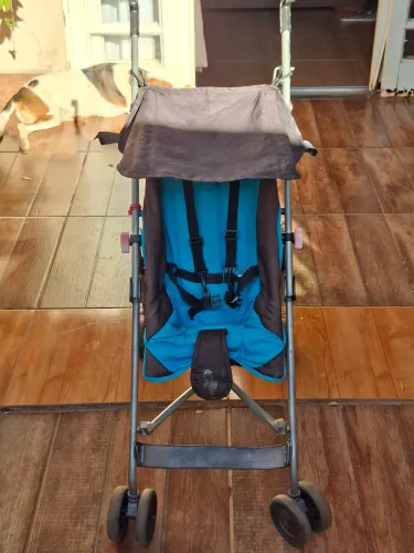 Carrinho de bebê para passeio.