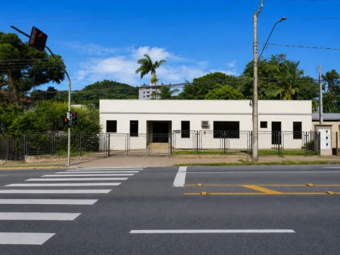 Sala comercial ampla para locação na Rua Bahia Blumenau