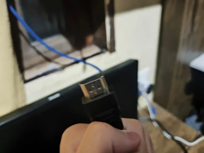 Monitor com o cabo de conectar ne vídeo game