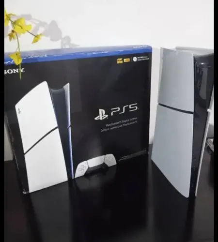 PlayStation 5 com 2 controles e base com ventilação