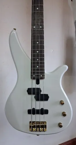 Baixo Yamaha