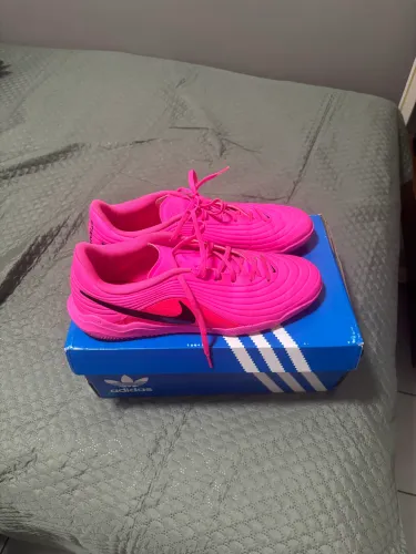 CHUTEIRA NIKE TIEMPO ROSA