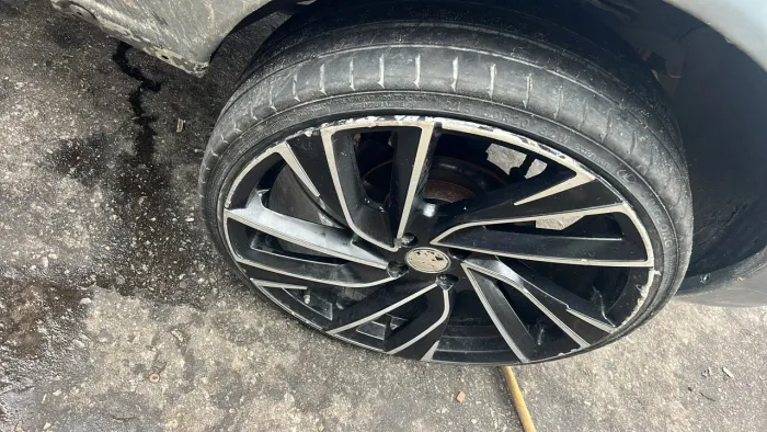 Vendo rodas aro 20 pneus meia vida