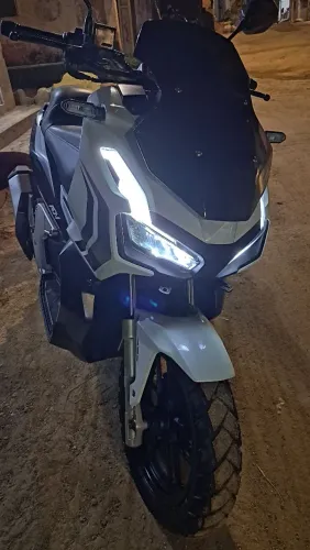 É um suporte da moto adv da Honda