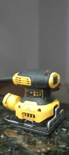 Lixadeira profissional orbital Dewalt DWE6411 amarela 50Hz/60Hz