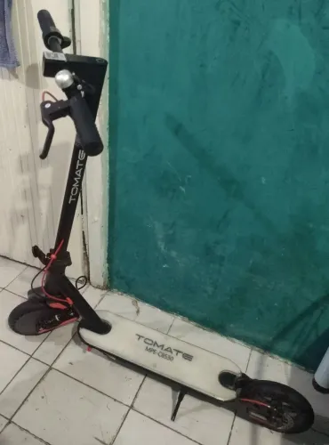 Patinete elétrico da tomate