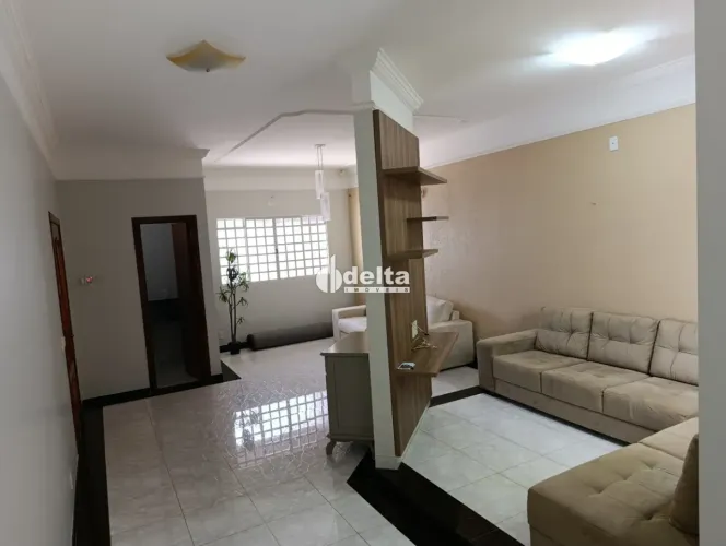 Casa residencial com 4 quartos sendo 1 suíte disponível para locação no bairro Santa Mônic