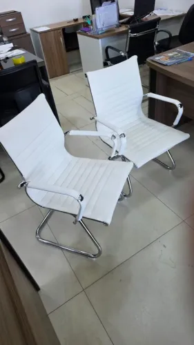 Cadeira Esteirinha base fixa clomada de mostruário.