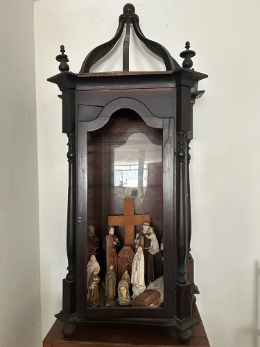 ORATÓRIO ANTIGO DE MADEIRA E SANTOS